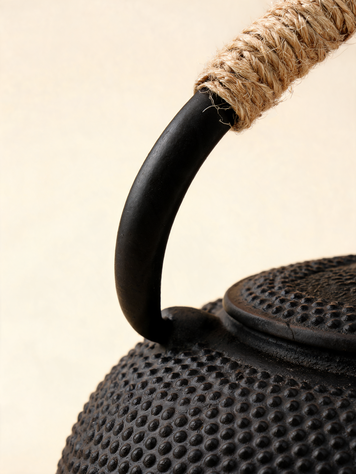 Arare cast iron teapot with removable tea filter