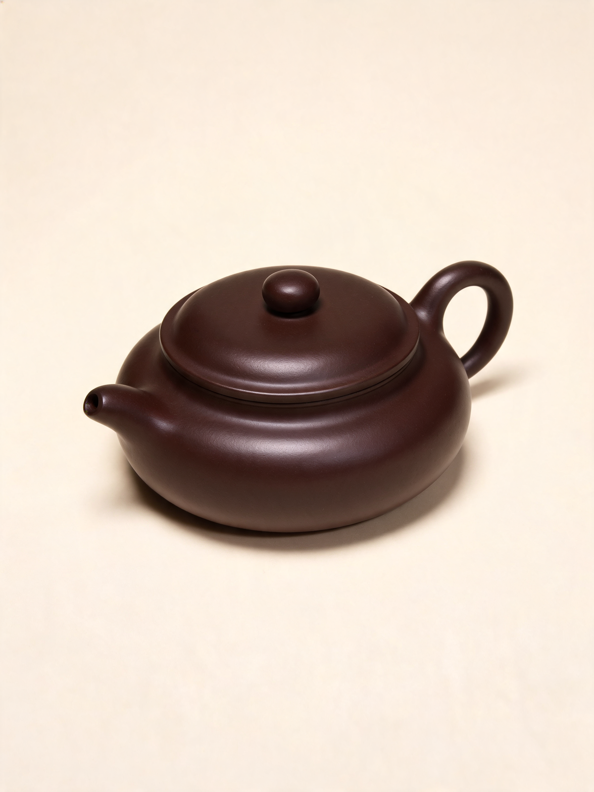 Detail of the polished dark brown clay surface on the Hei Teapot