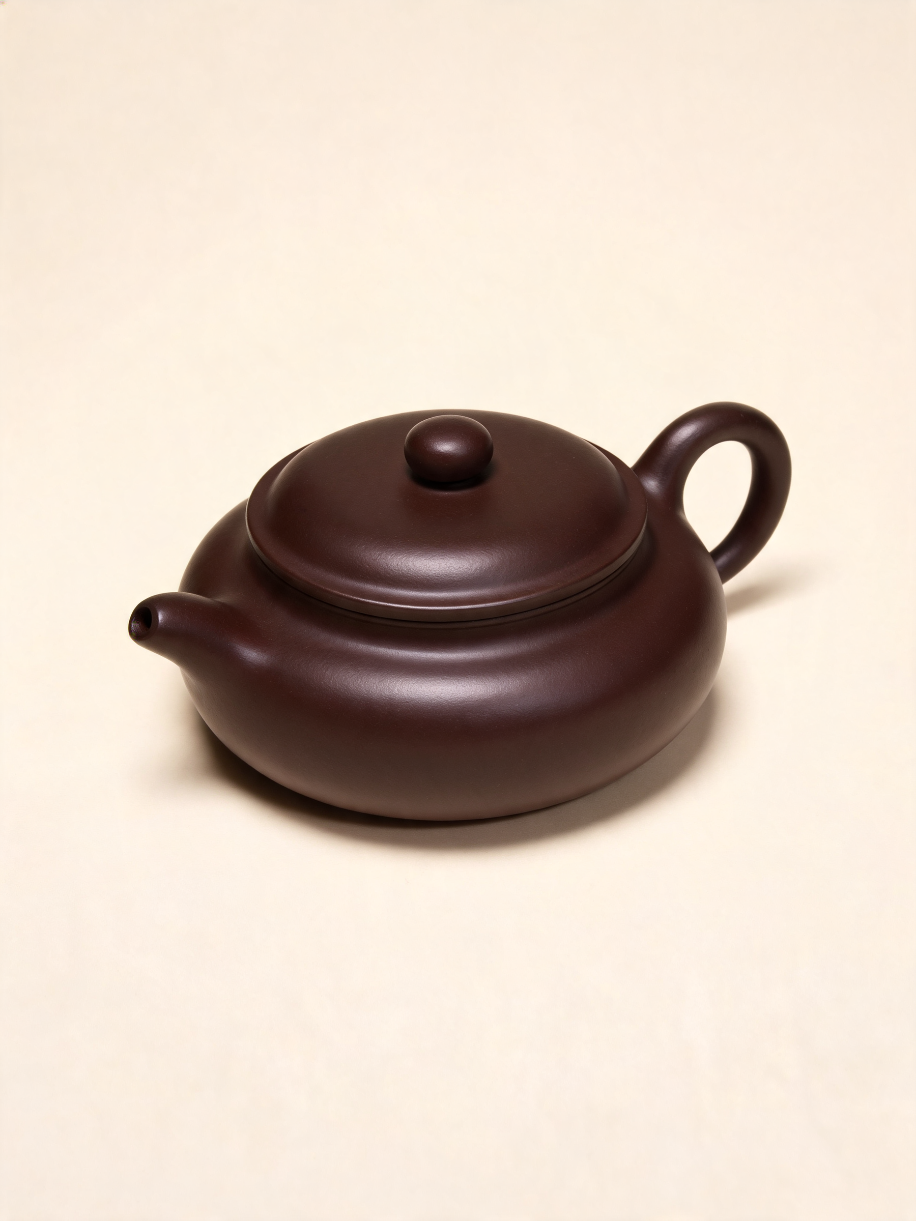 Detail of the polished dark brown clay surface on the Hei Teapot