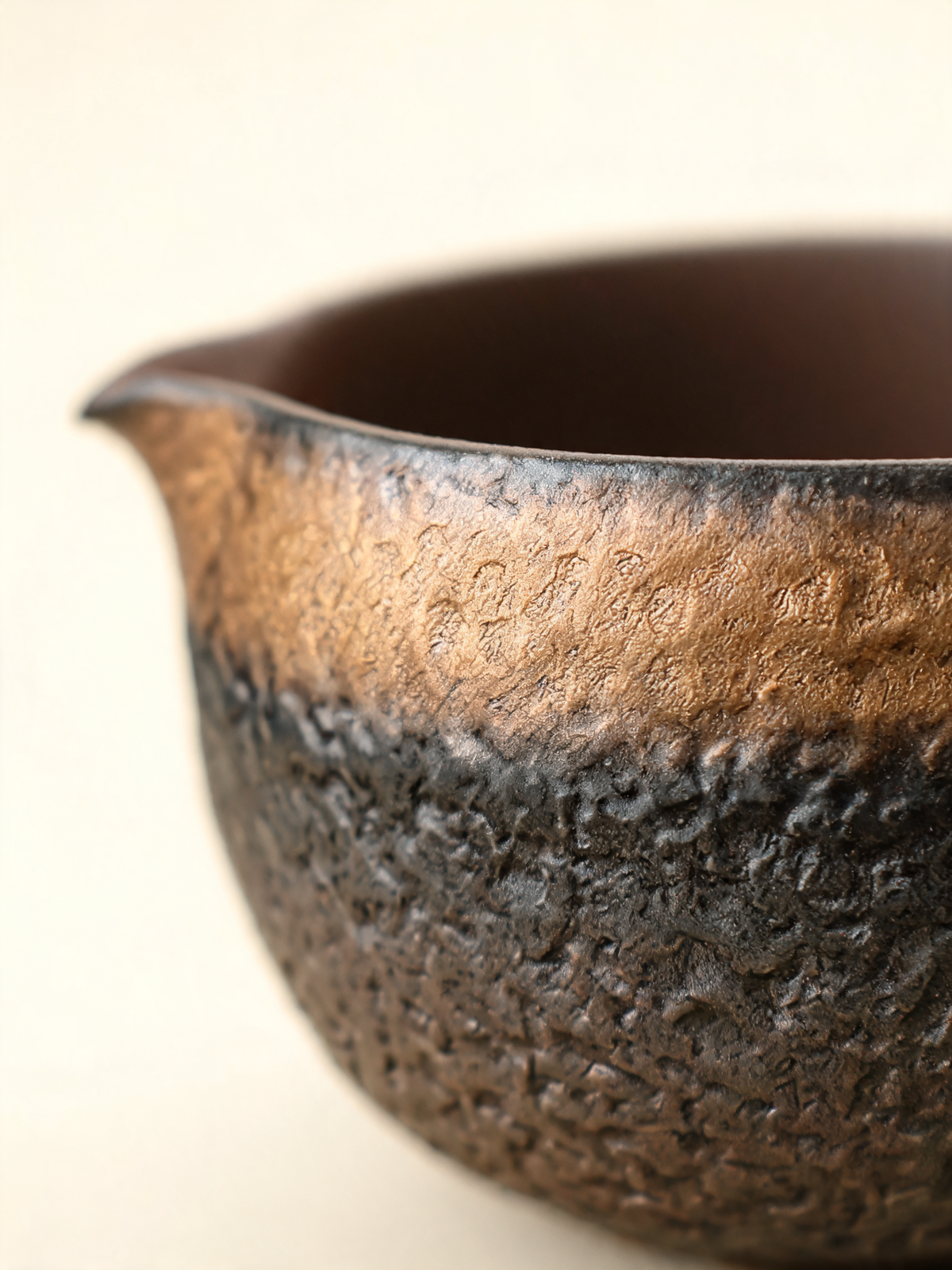 Detail of the textured golden bronze detailing around the rim
