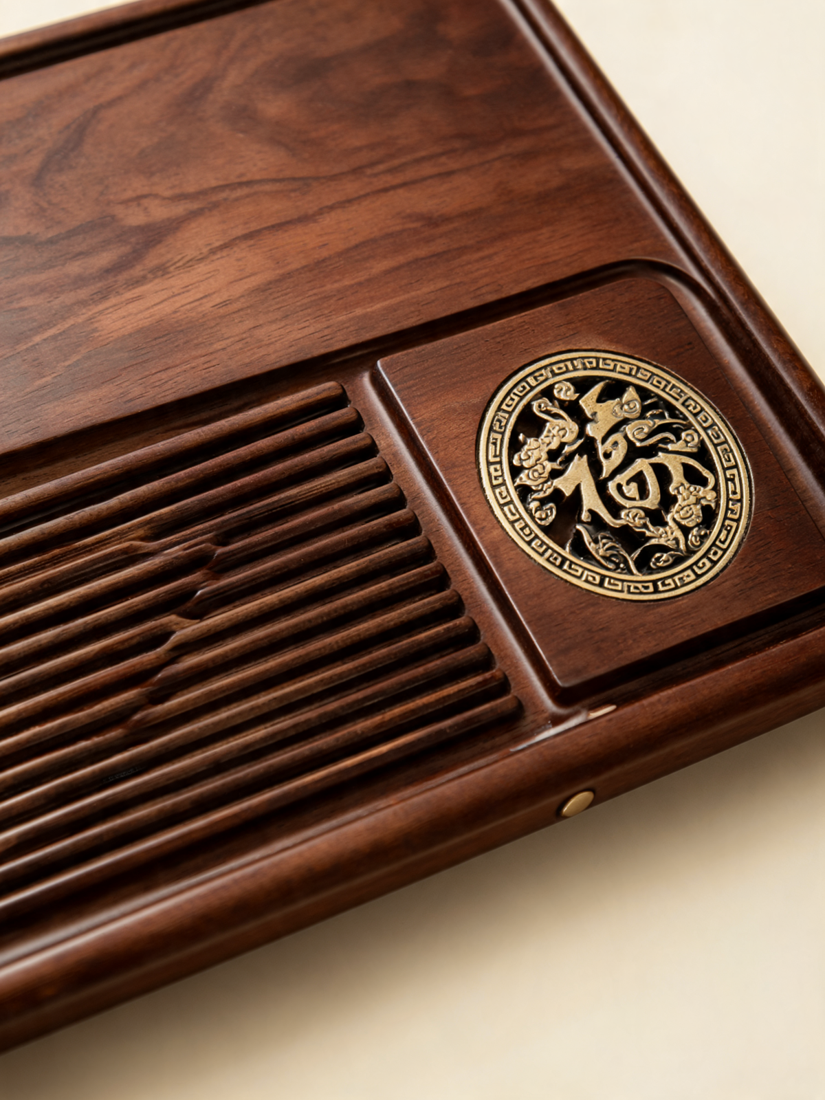 Detail of the integrated drainage grooves on the tray surface