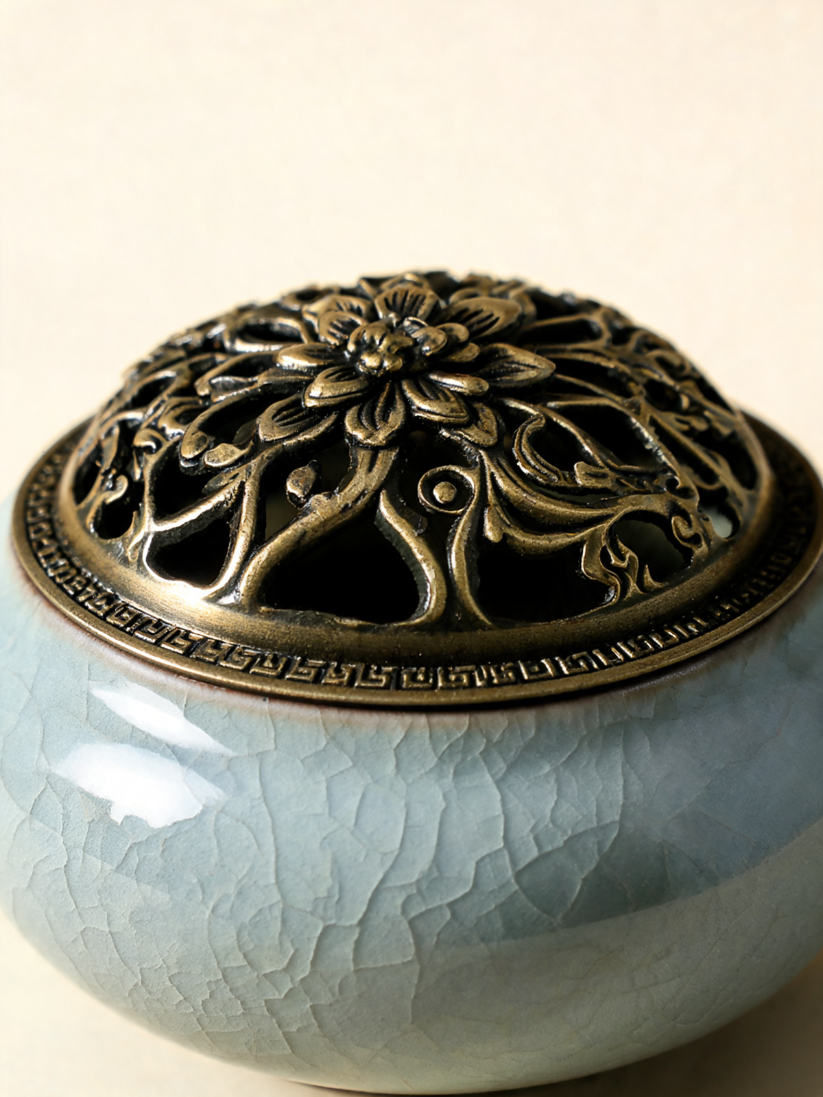 Qianli tea cups and incense accessories arranged together