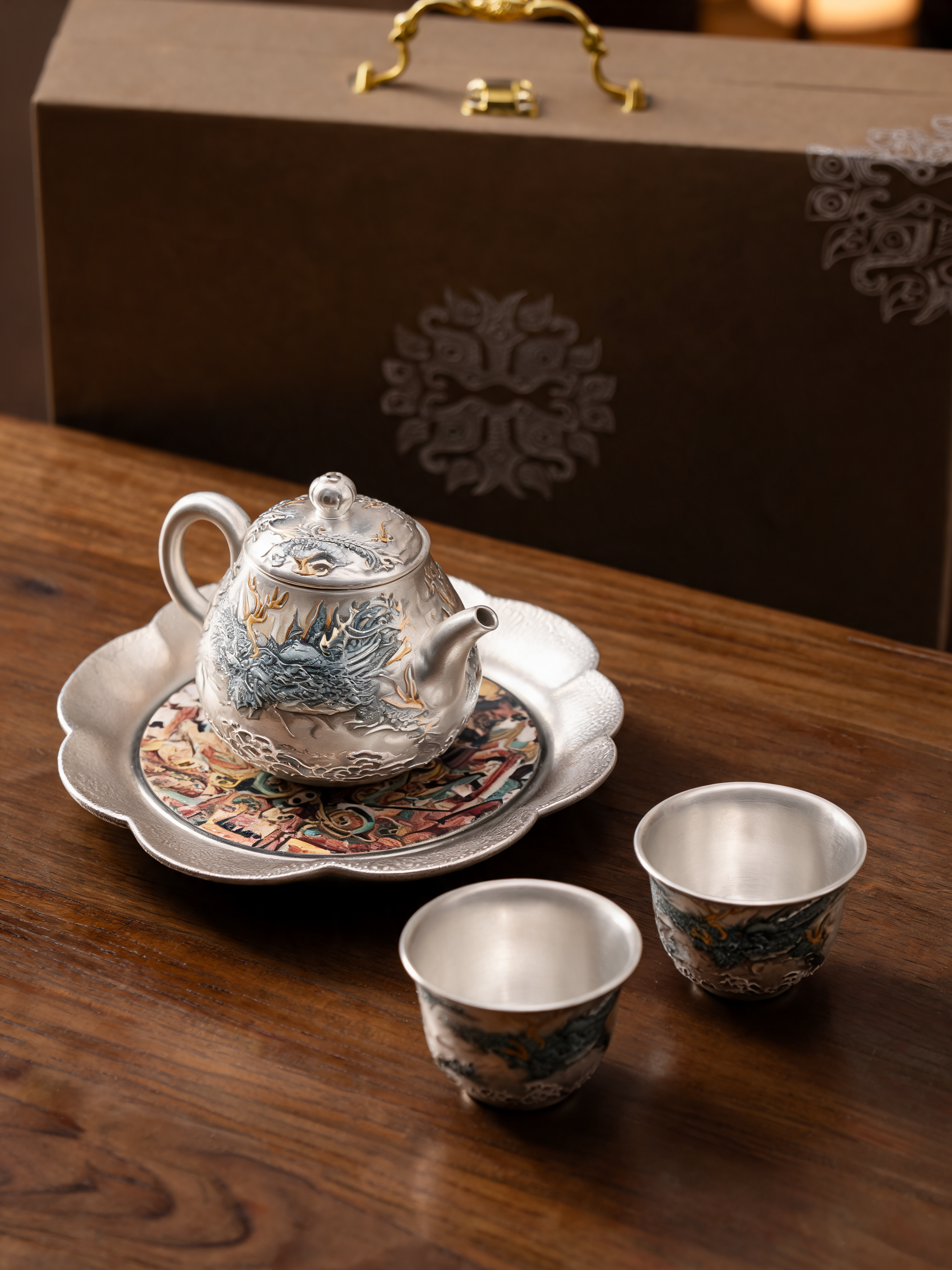 Qinglong tea ceremony set in its embossed silver gift case