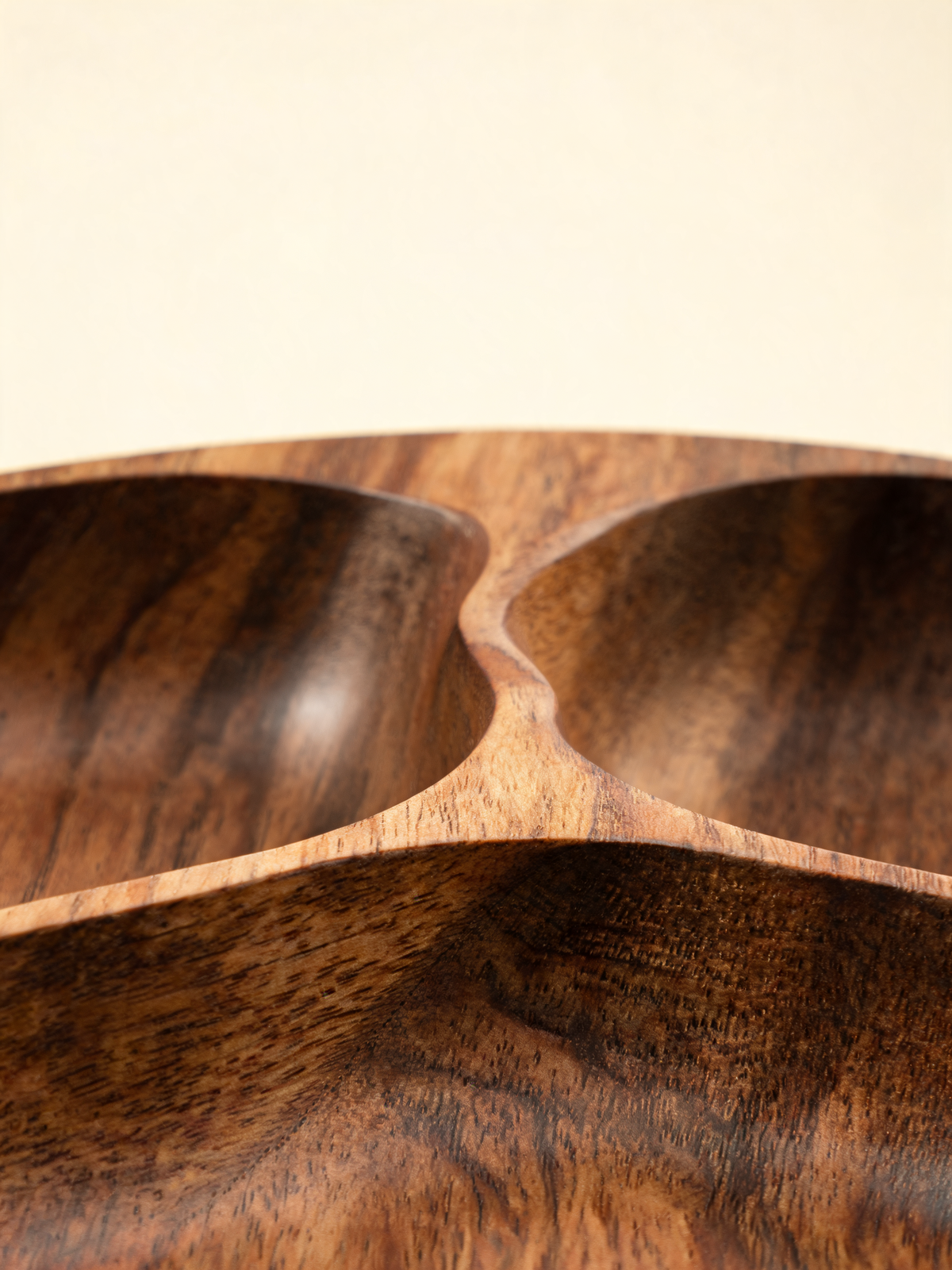 Detail of the pronounced walnut grain across the tray surface
