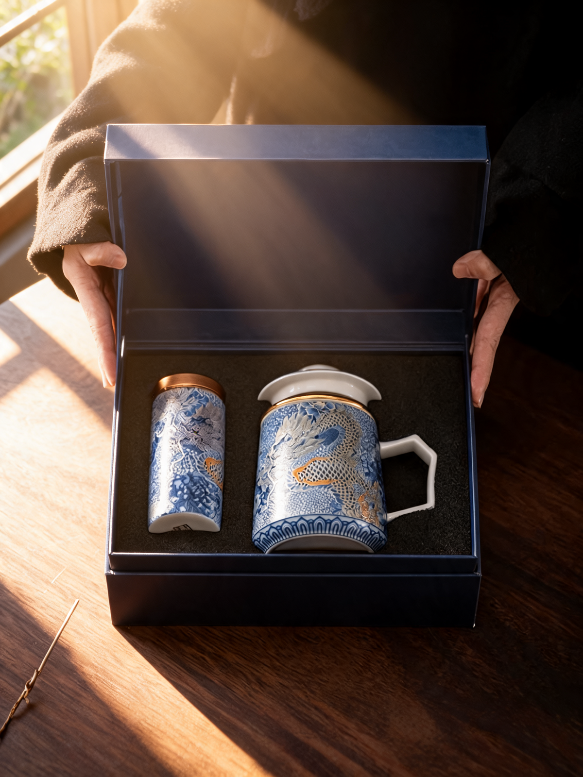 Yinlong lidded tea cup with gold accents